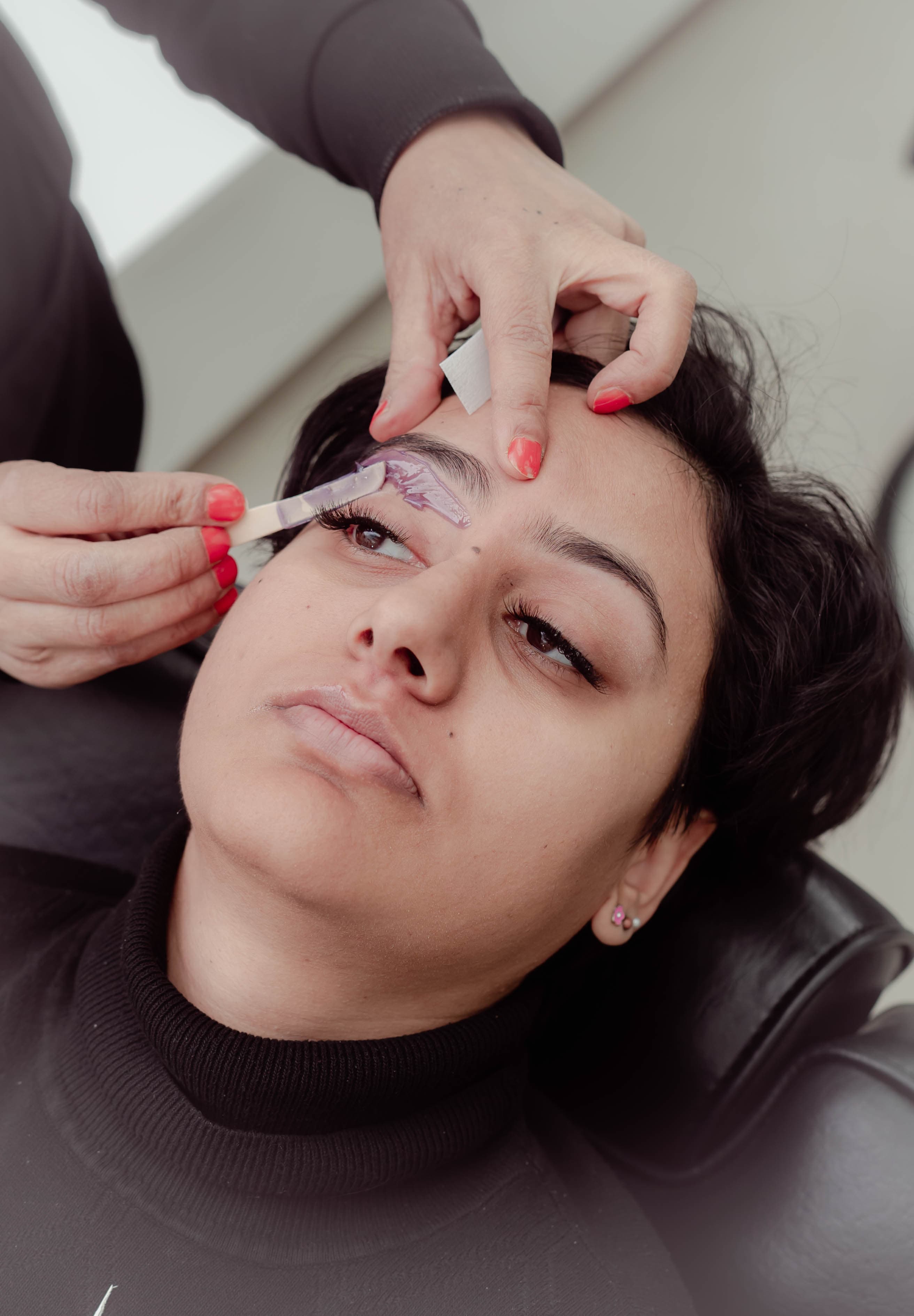 Eyebrow waxing and tinting service at UniqSwek